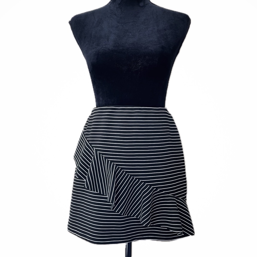 ZARA Trafaluc Black Stripe Ruffle Mini Skirt Size M NWOT Stretchy Bodycon Chic